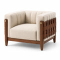 Poltrona in tessuto beige con dettagli in pelle sintetica e struttura in legno